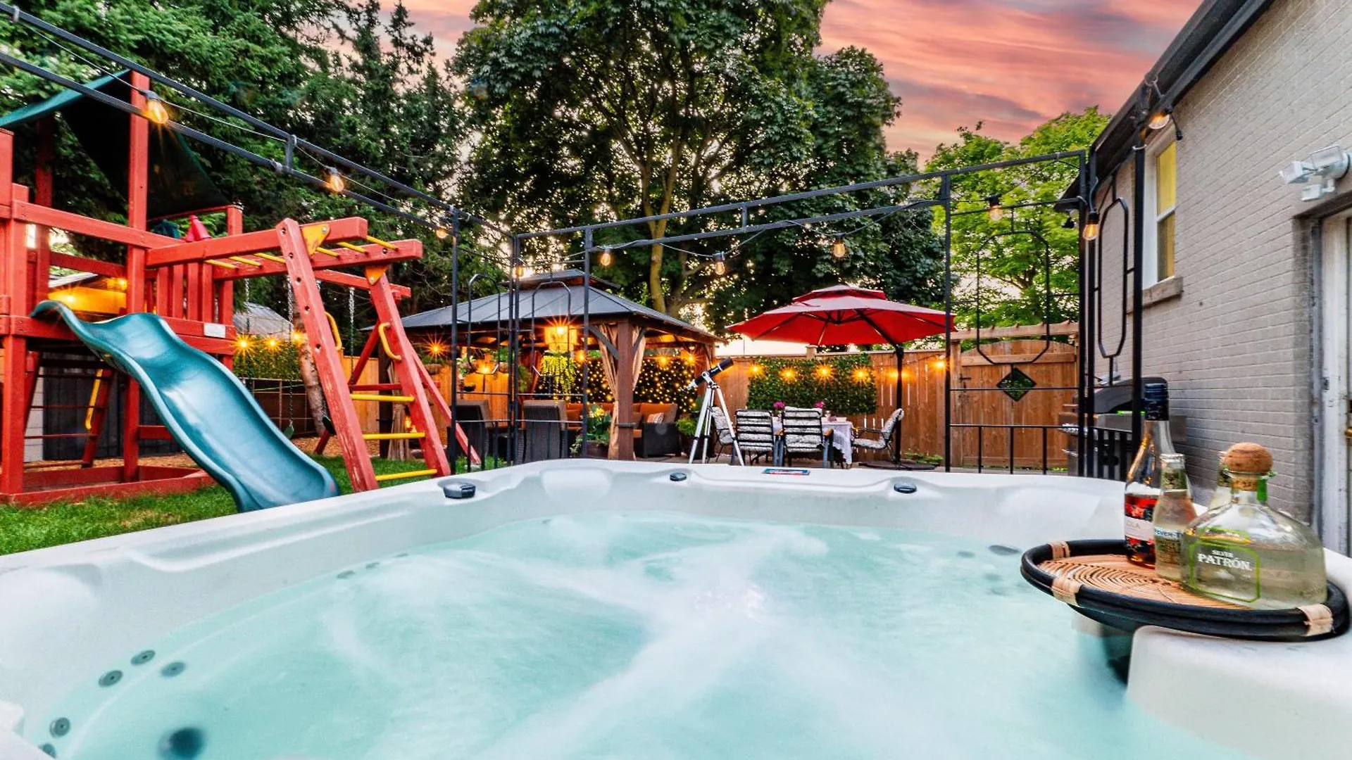 Resort-Like 4Br 3Ba Near Downtown, Four Seasons Hot Tub, Gym, King Bed Toronto