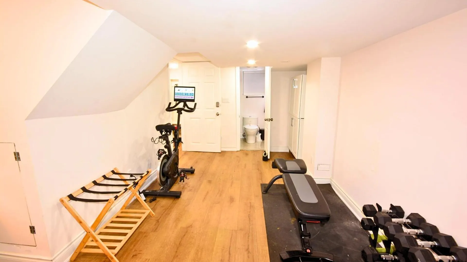 Resort-Like 4Br 3Ba Near Downtown, Four Seasons Hot Tub, Gym, King Bed Toronto 0*,  Canada