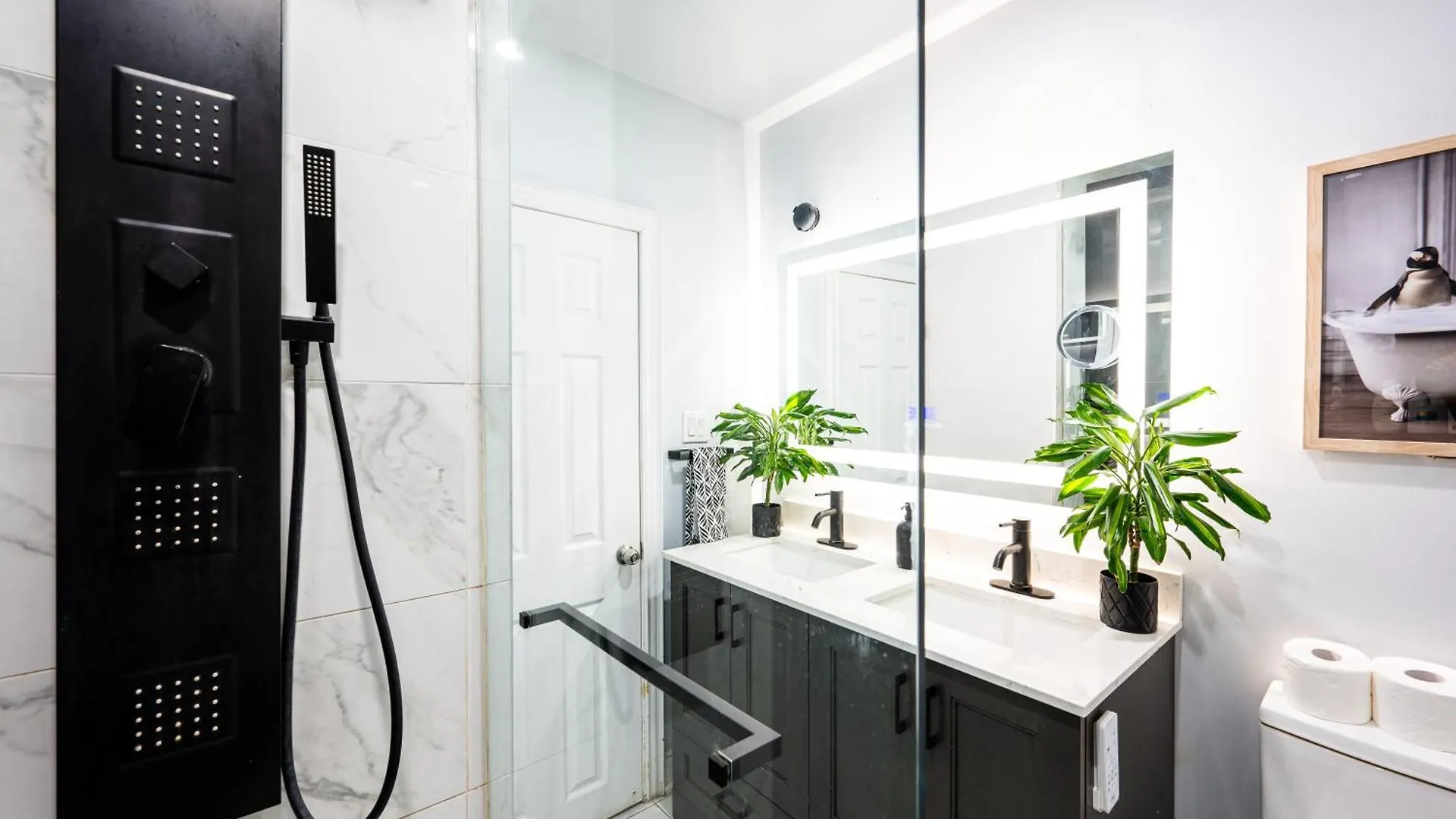 Resort-Like 4Br 3Ba Near Downtown, Four Seasons Hot Tub, Gym, King Bed Toronto