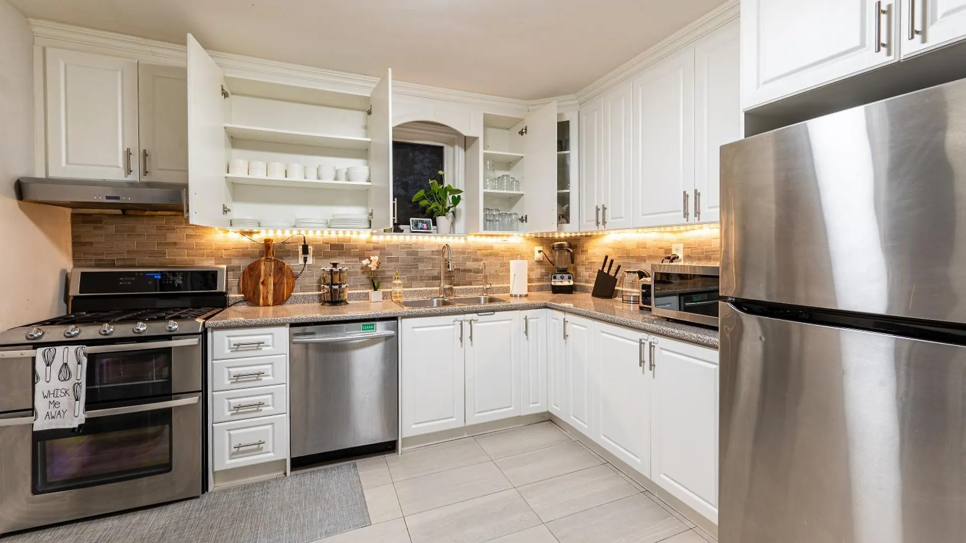 Resort-Like 4Br 3Ba Near Downtown, Four Seasons Hot Tub, Gym, King Bed Toronto Canada