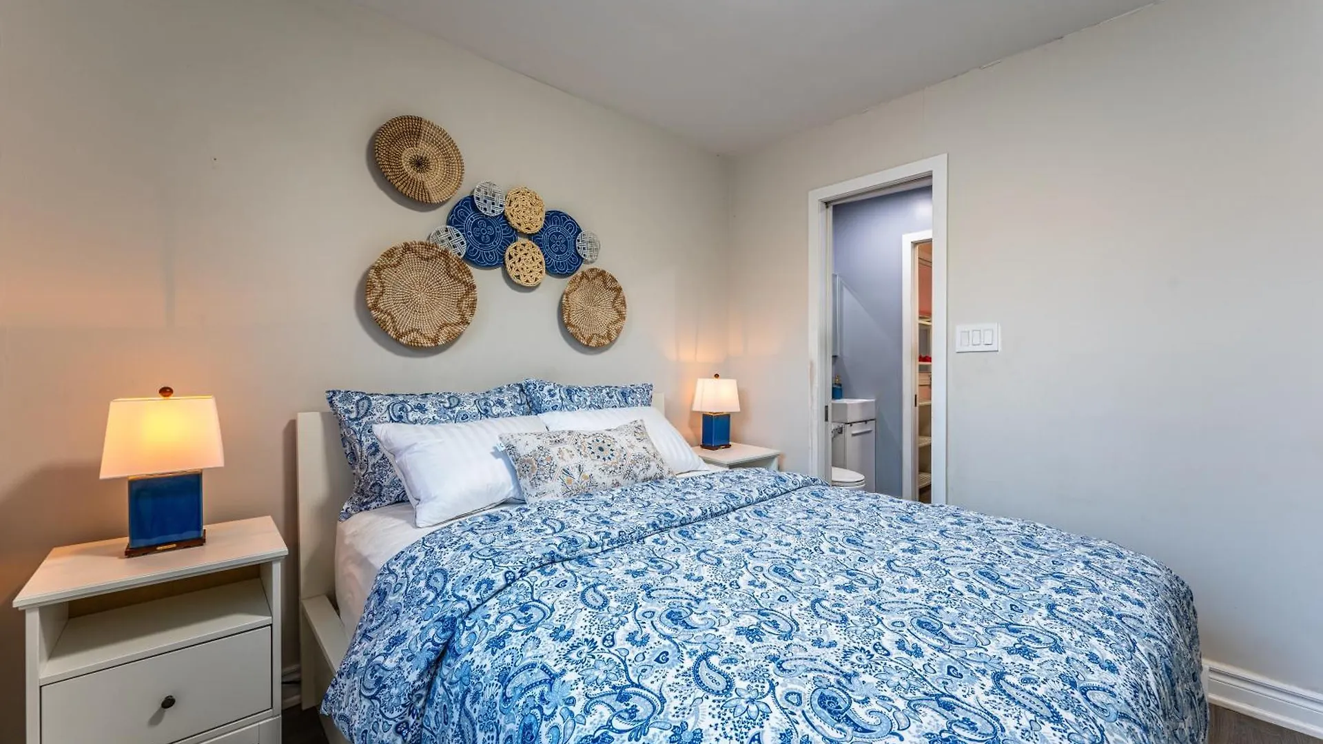 Resort-Like 4Br 3Ba Near Downtown, Four Seasons Hot Tub, Gym, King Bed Toronto Apartment